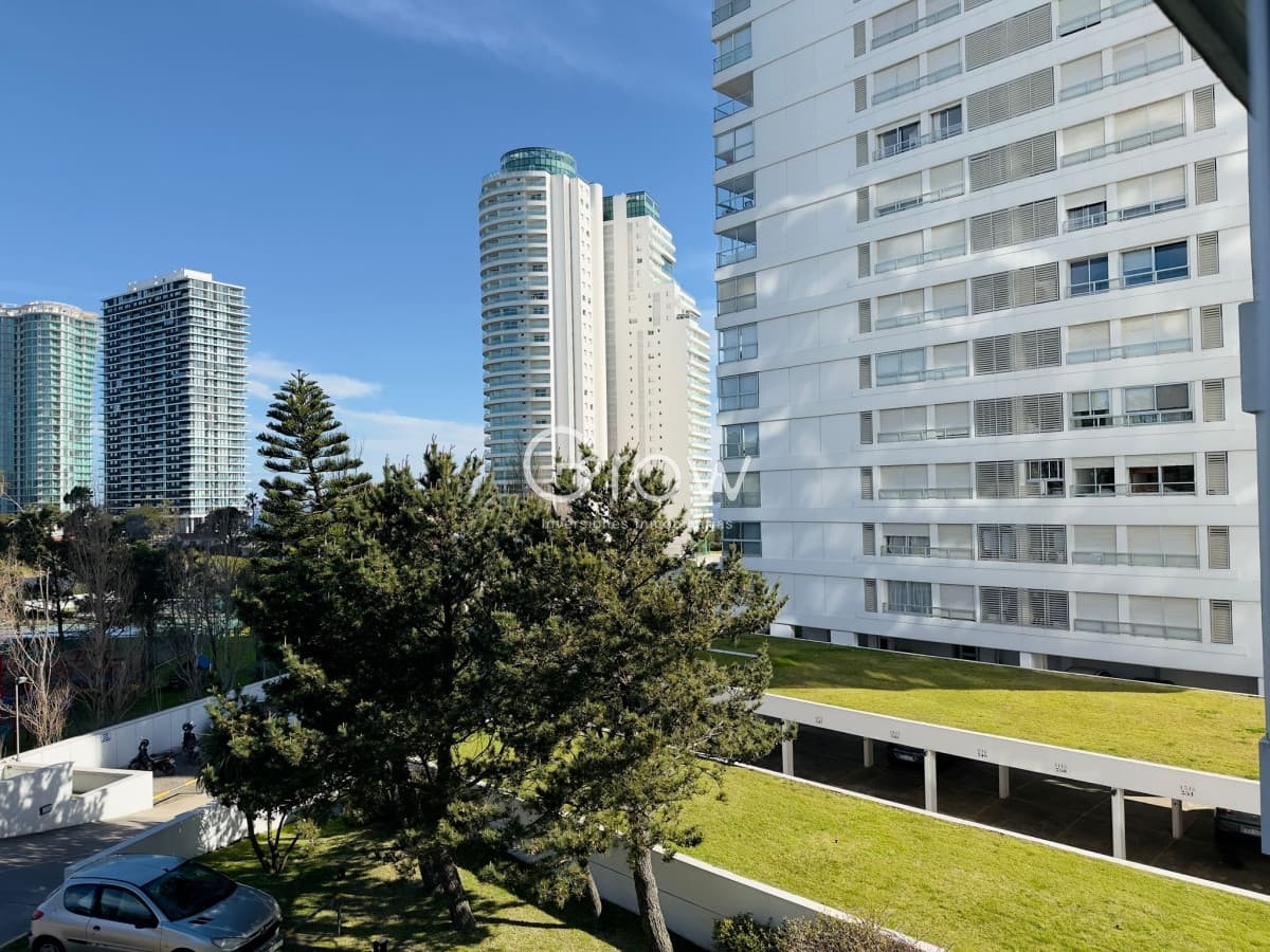Apartamento de 3 dormitorios y dep. en venta en Punta del Este