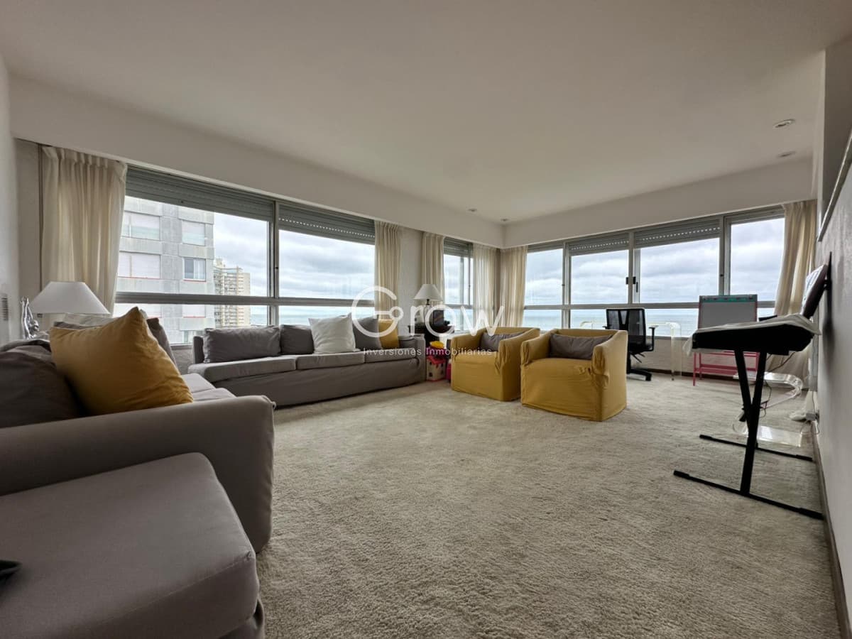 Apartamento en Punta del Este frente a la Brava
