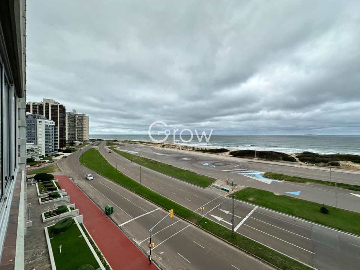 Apartamento en Punta del Este frente a la Brava