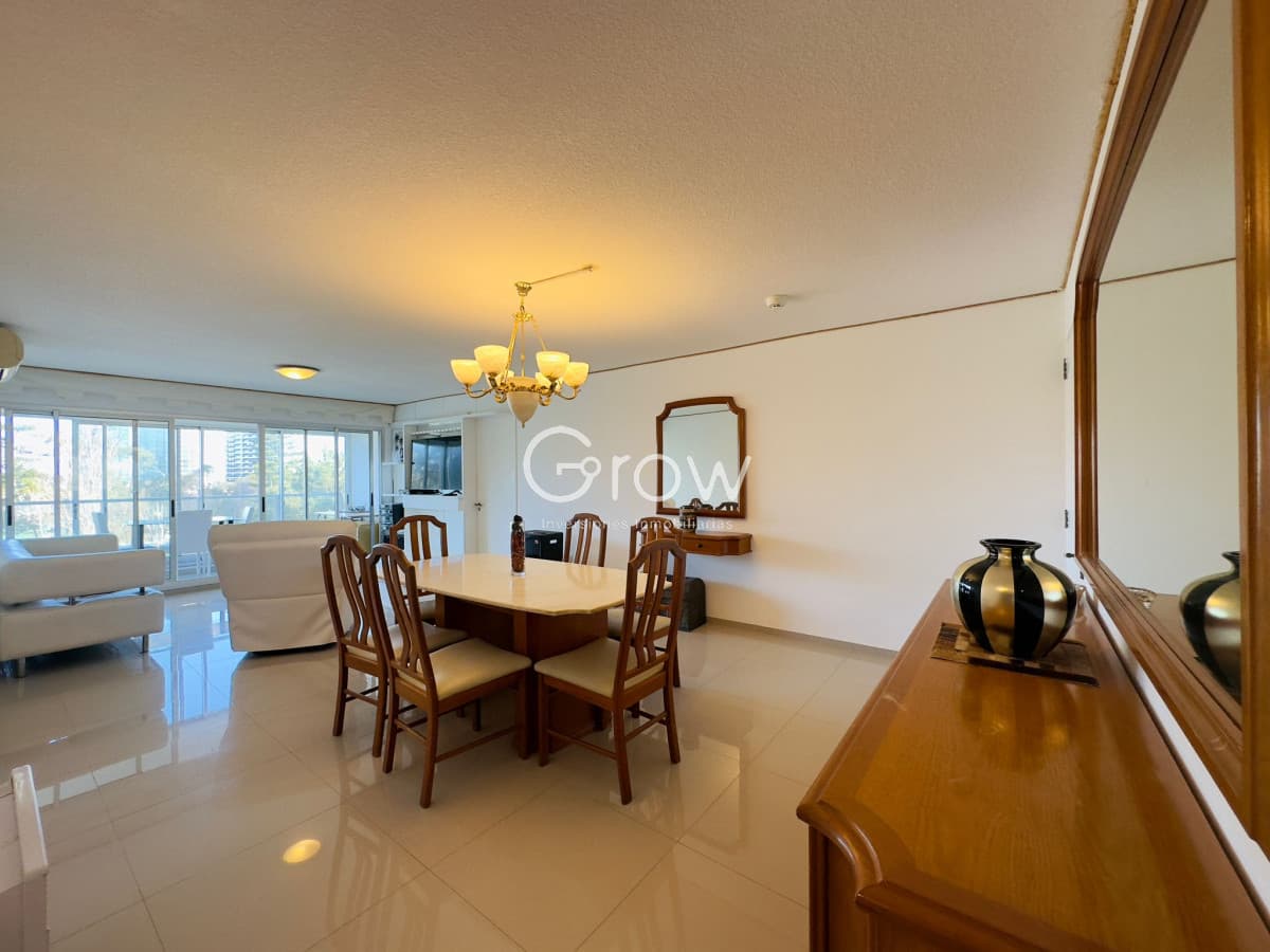 Apartamento de 3 dormitorios y dep. en venta en Punta del Este