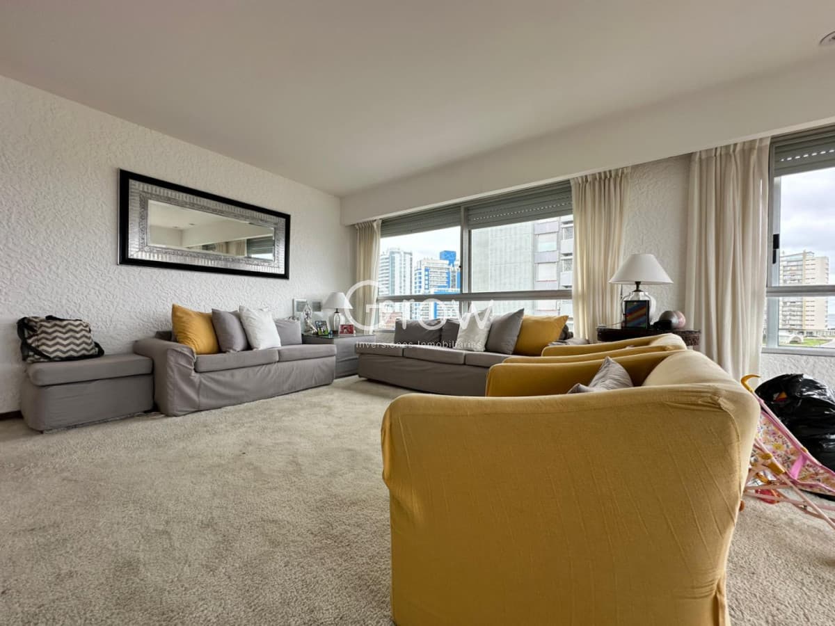 Apartamento en Punta del Este frente a la Brava