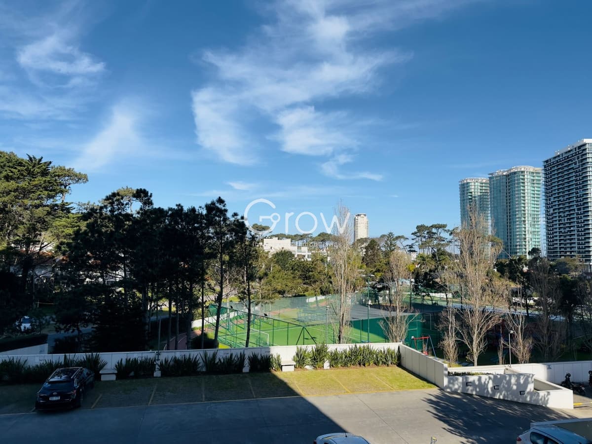 Apartamento de 3 dormitorios y dep. en venta en Punta del Este