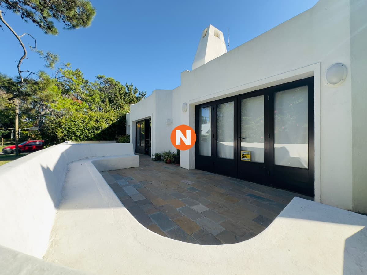 Casa en VENTA, 50 metros de la playa brava, 4 dormitorios.