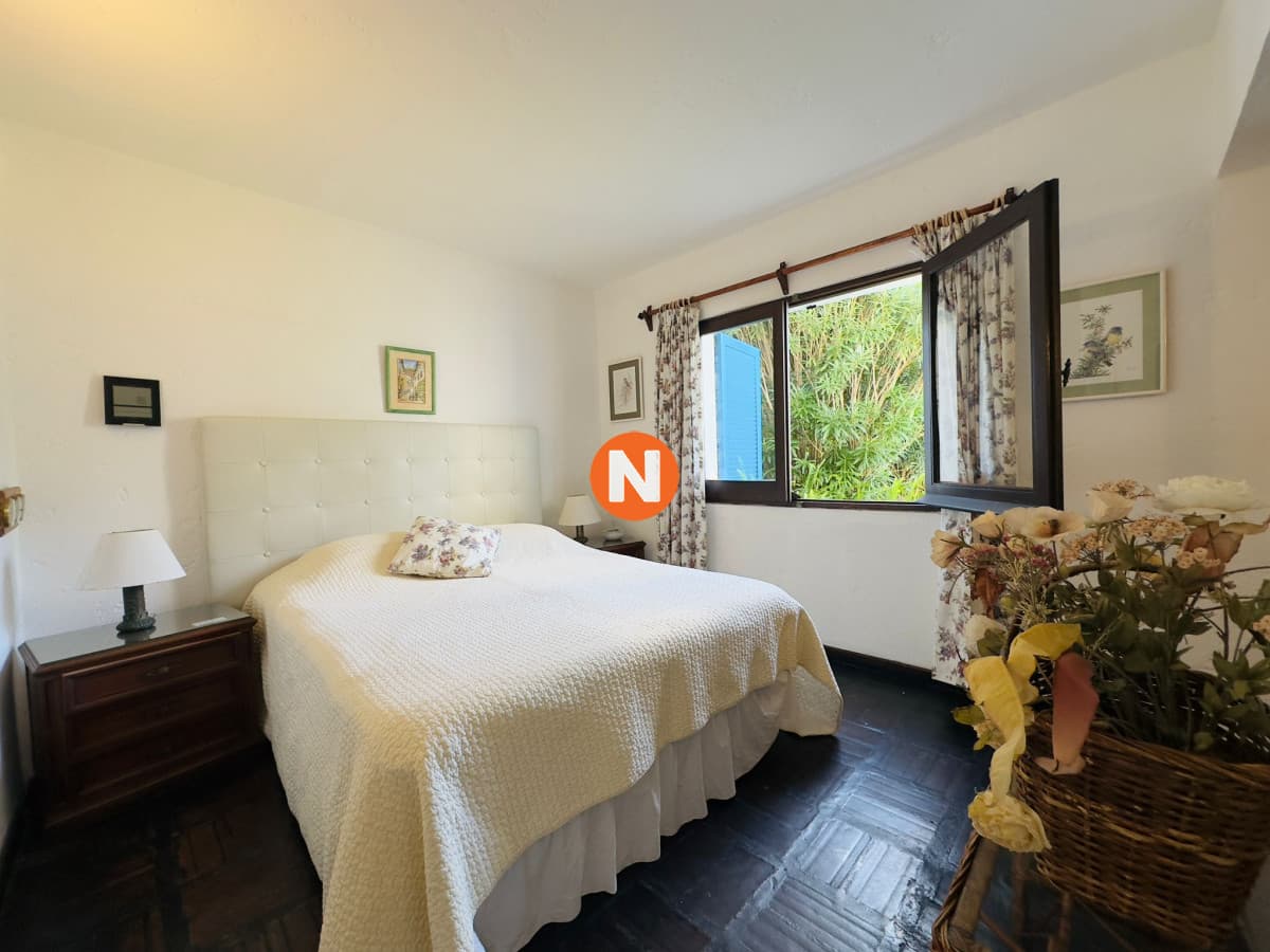 Casa en VENTA, 50 metros de la playa brava, 4 dormitorios.