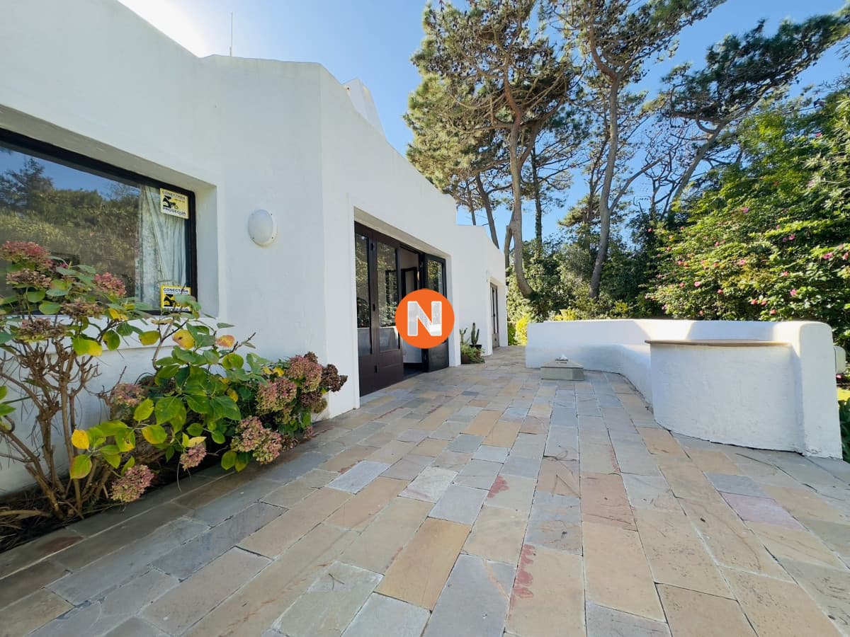 Casa en VENTA, 50 metros de la playa brava, 4 dormitorios.