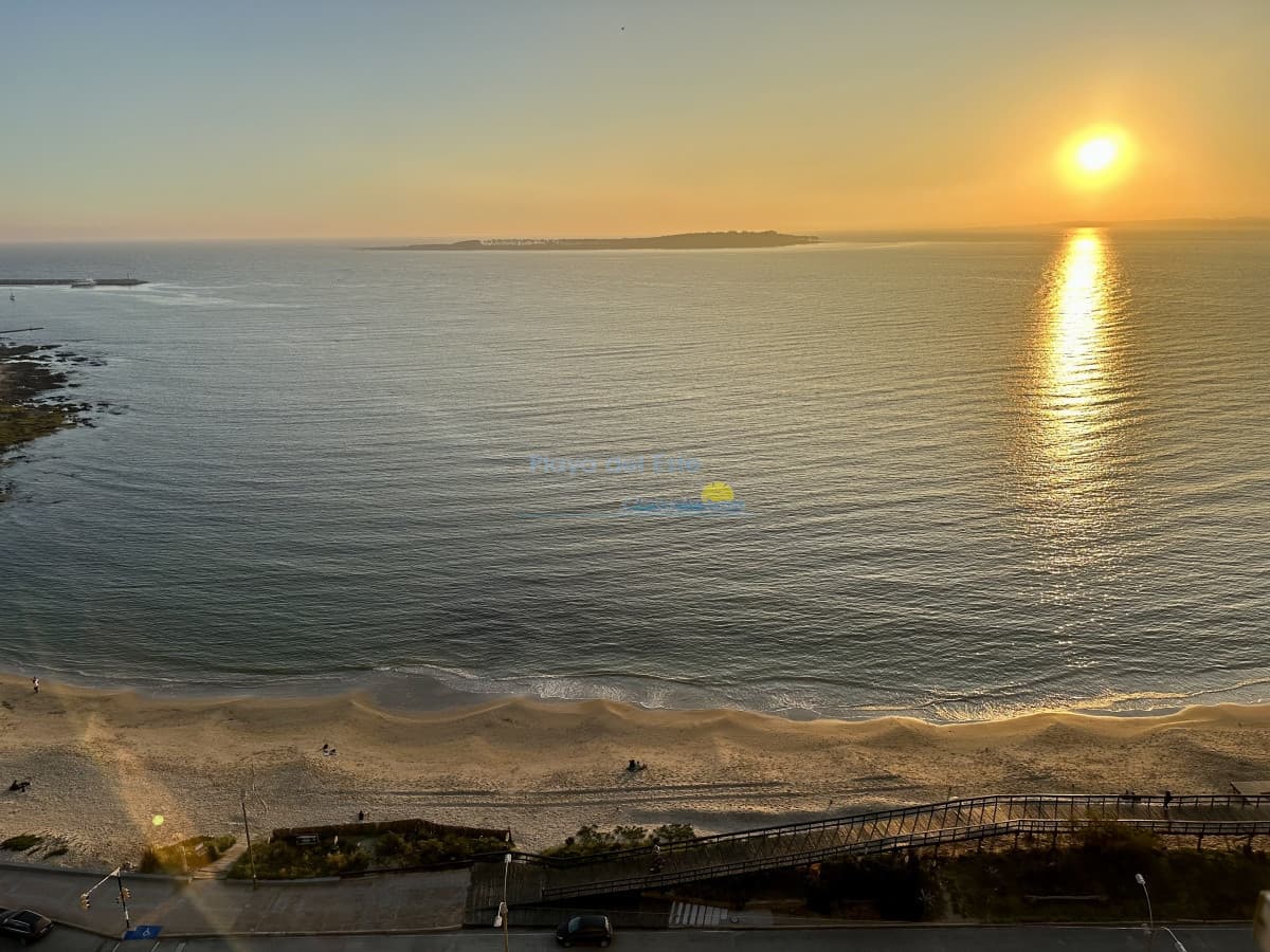 Apartamento en venta y alquiler de 3 dormitorios en Punta del Este - Inmobiliaria Playa del Este