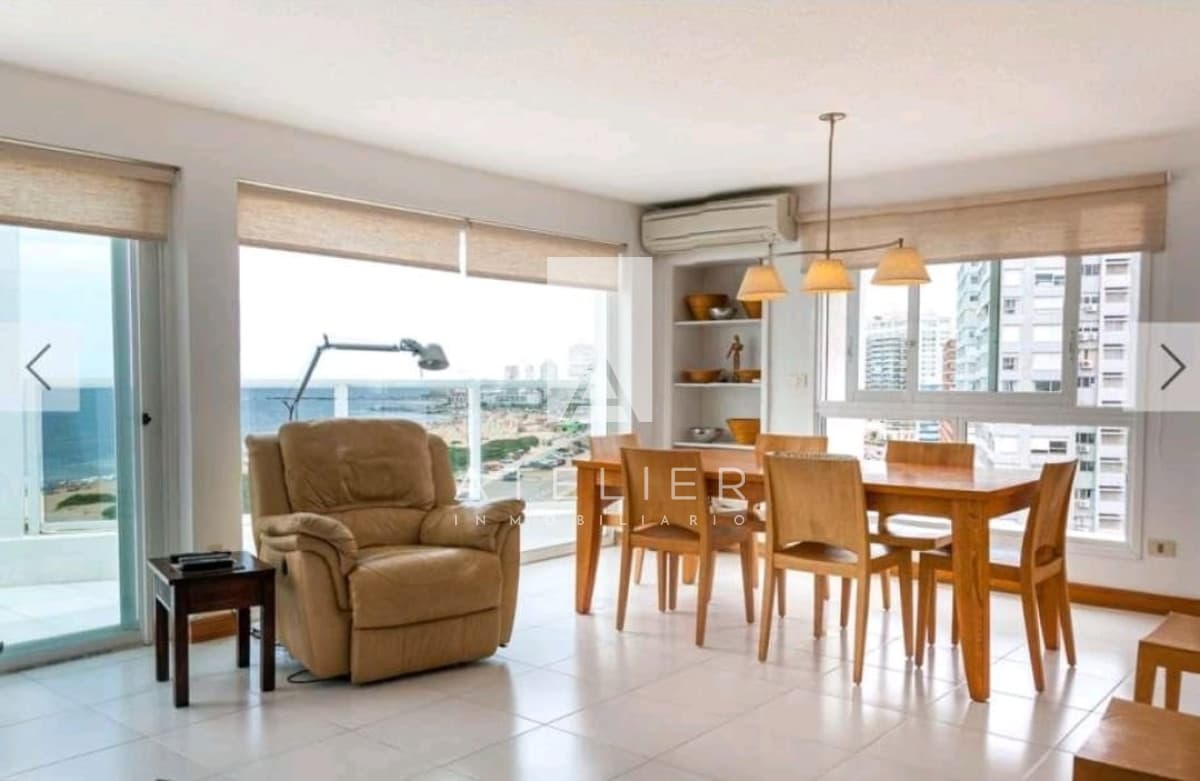 Apartamento Pent House en venta frente a playa brava
