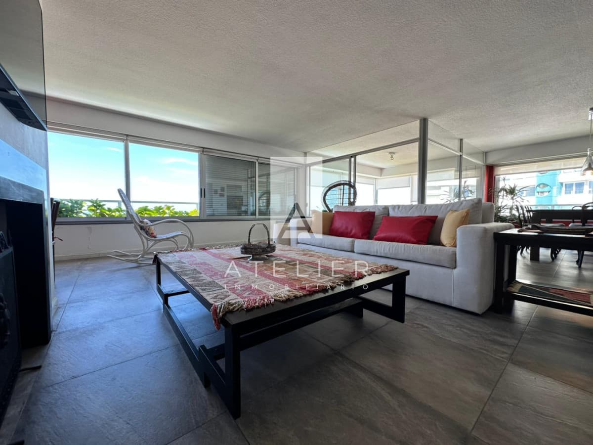 VENTA DE APARTAMENTO RECICLADO SOBRE PLAYA BRAVA