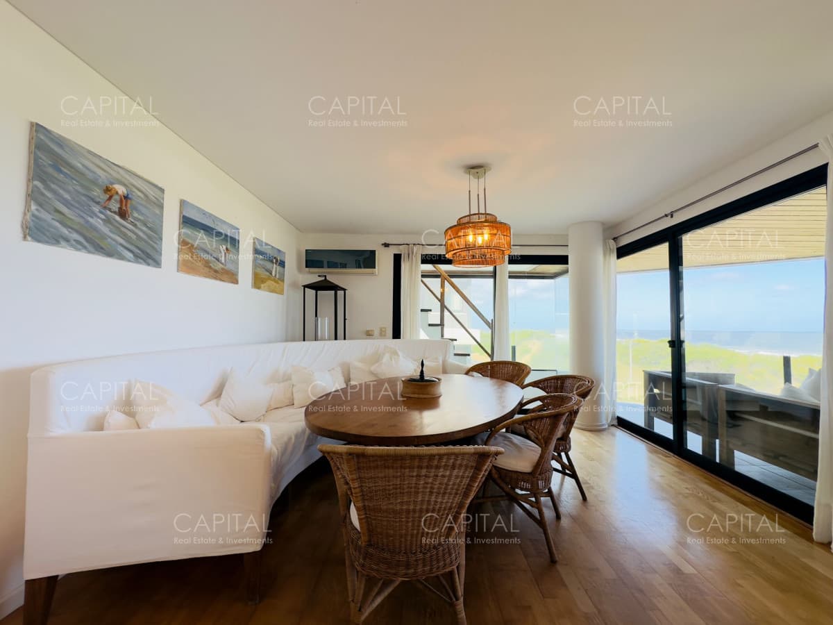 Venta de apartamento pent house frente a playa brava
