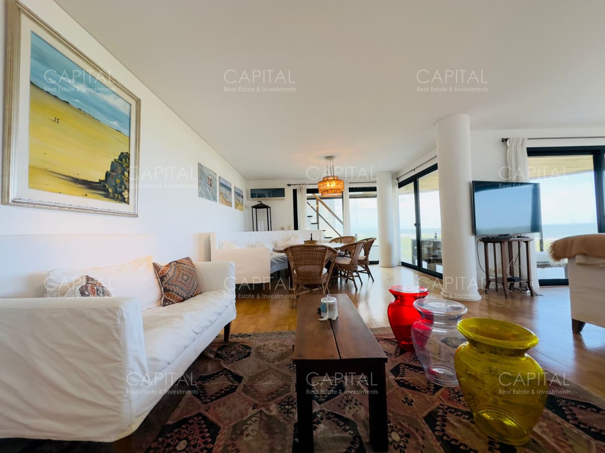 Venta de apartamento pent house frente a playa brava