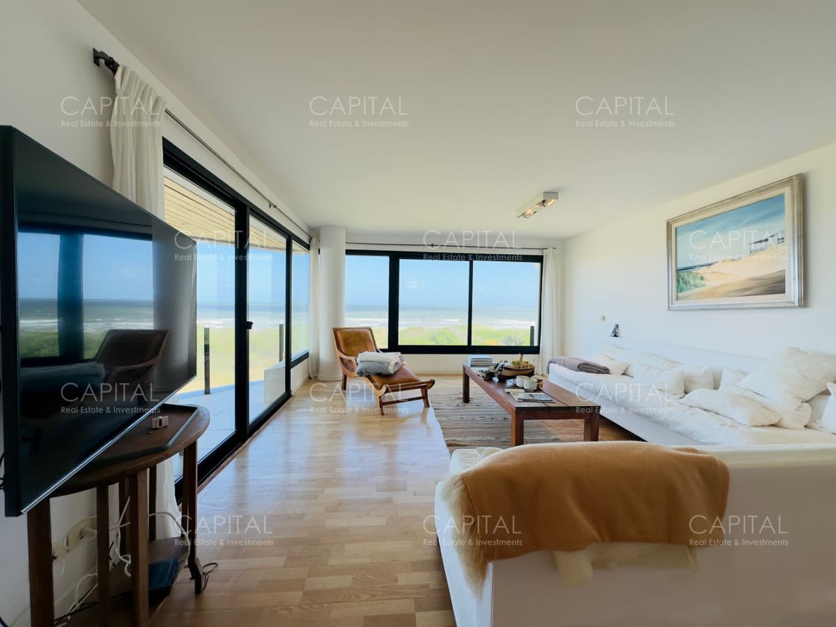 Venta de apartamento pent house frente a playa brava