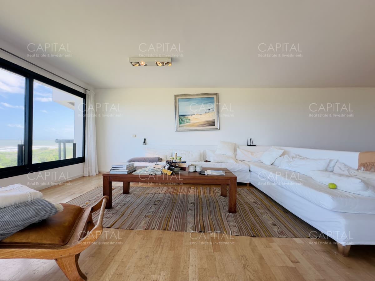 Venta de apartamento pent house frente a playa brava