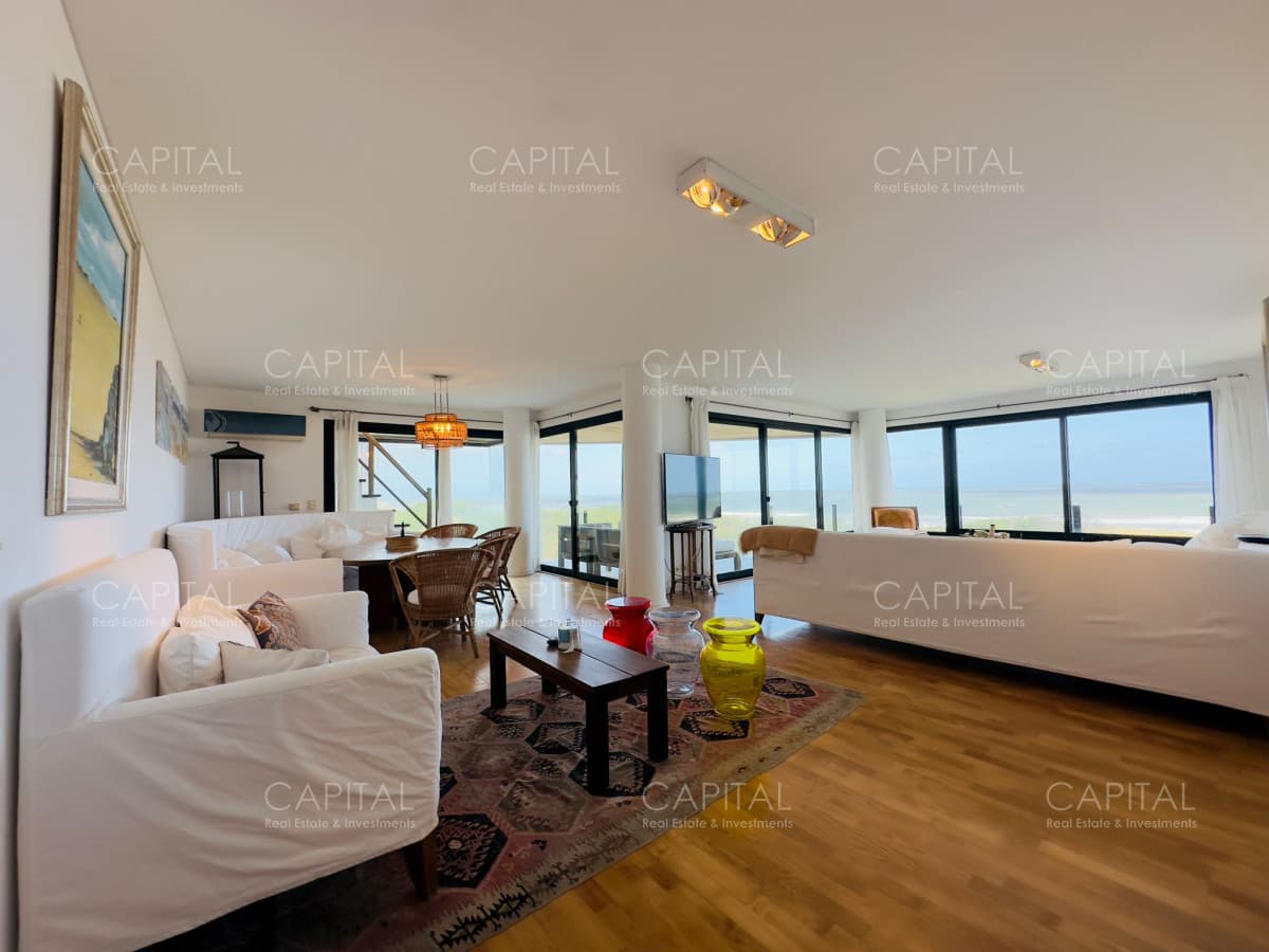 Venta de apartamento pent house frente a playa brava