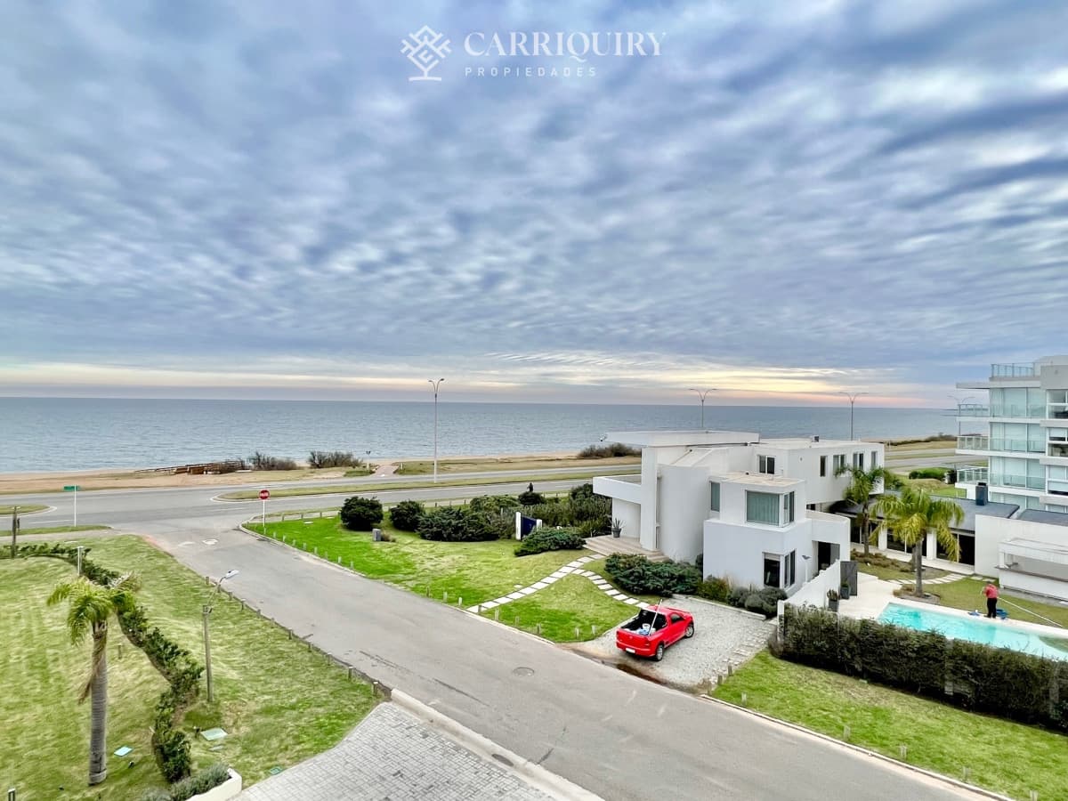 APARTAMENTO EN ALQUILER TEMPORARIO 1 DORMITORIO Y MEDIO PLAYA MANSA FRENTE AL MAR CRUCEROS 3 A ESTRENAR  -