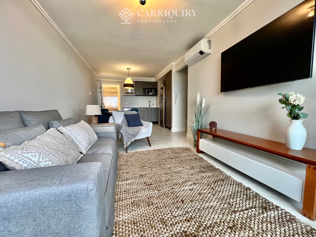 APARTAMENTO EN ALQUILER TEMPORARIO 1 DORMITORIO Y MEDIO PLAYA MANSA FRENTE AL MAR CRUCEROS 3 A ESTRENAR  -
