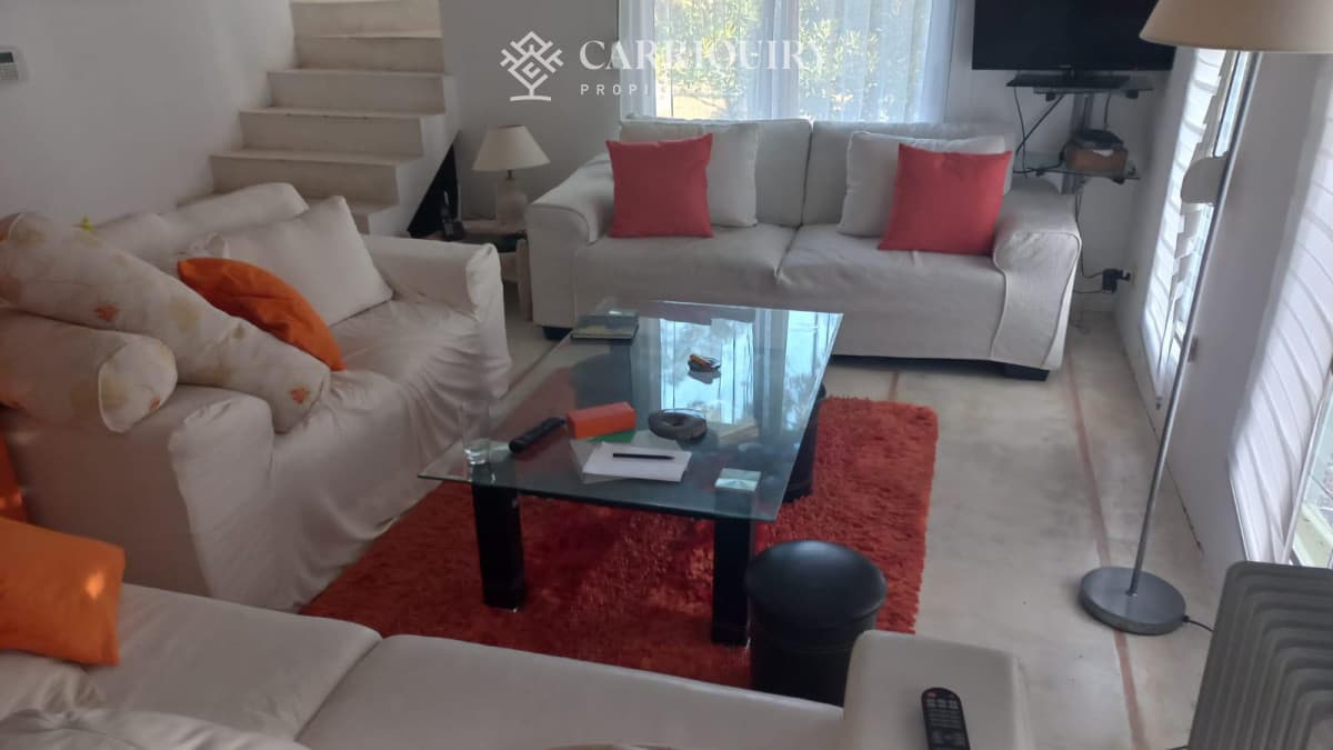CASA PIEDRA EN VENTA A METROS DEL MAR   -