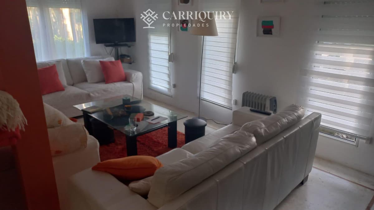 CASA PIEDRA EN VENTA A METROS DEL MAR   -