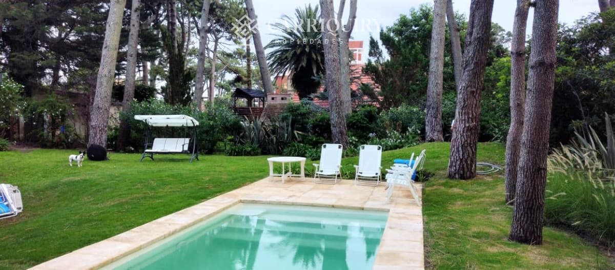 Casa en venta y alquiler. 4 dormitorios en Playa Brava