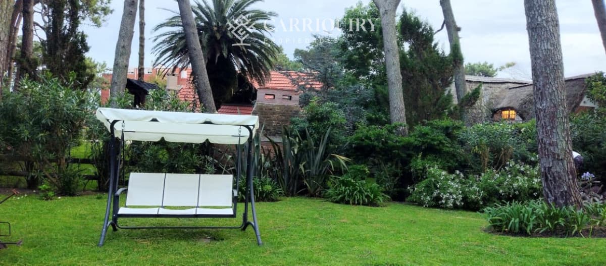 Casa en venta y alquiler. 4 dormitorios en Playa Brava