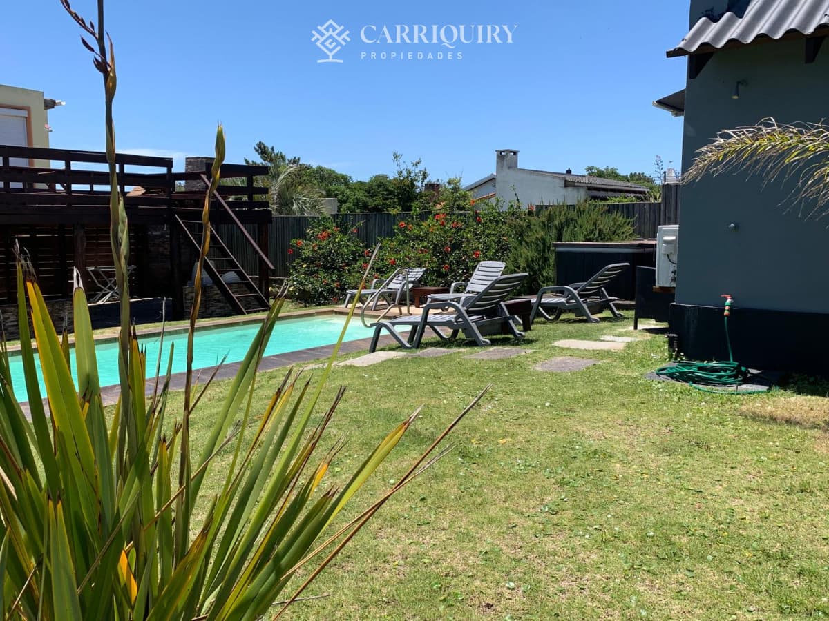 Casa en venta frente al mar, 3 dormitorios y piscina. Punta Piedra