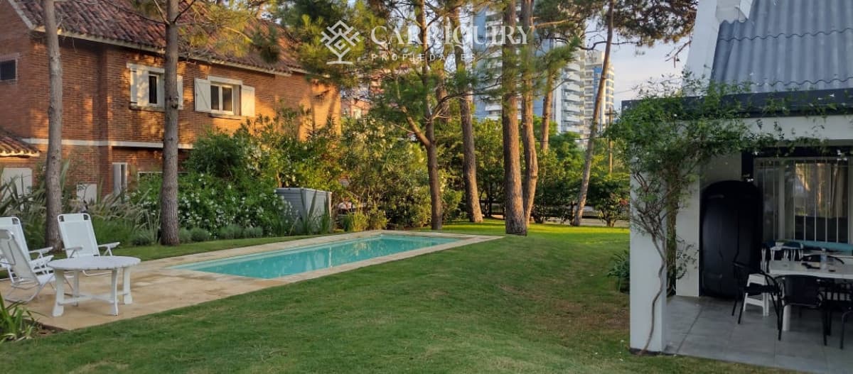 Casa en venta y alquiler. 4 dormitorios en Playa Brava