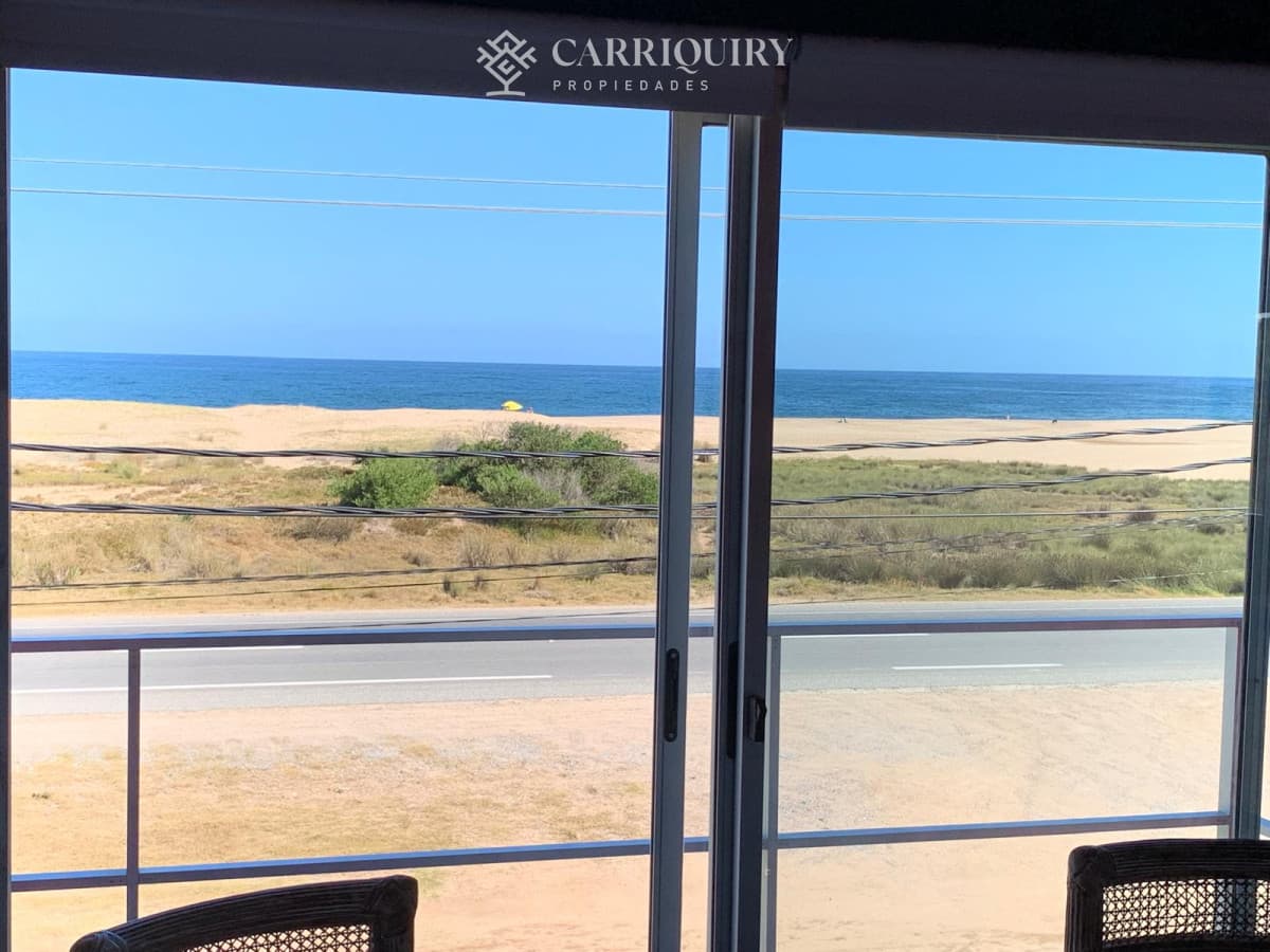 Casa en venta frente al mar, 3 dormitorios y piscina. Punta Piedra