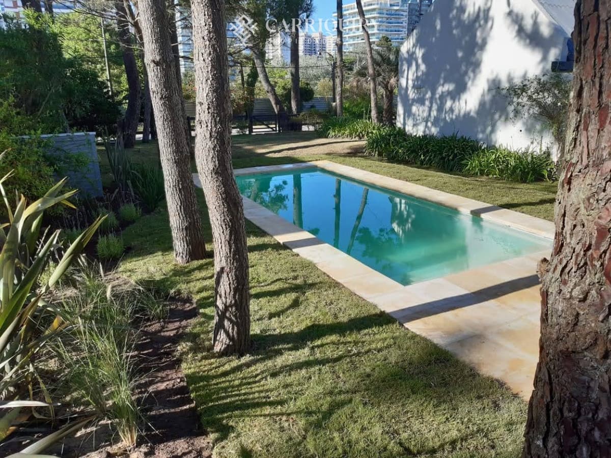 Casa en venta y alquiler. 4 dormitorios en Playa Brava