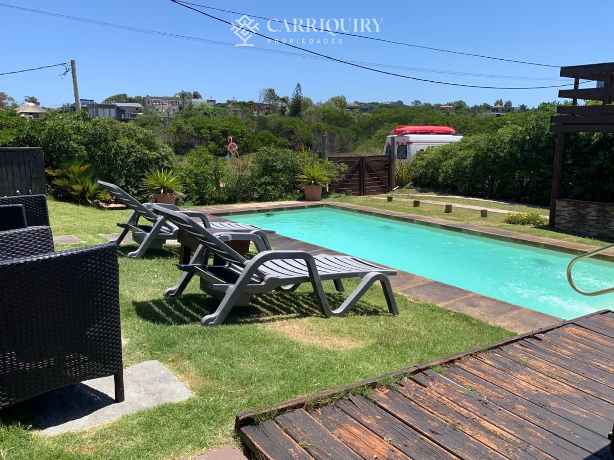 Casa en venta frente al mar, 3 dormitorios y piscina. Punta Piedra