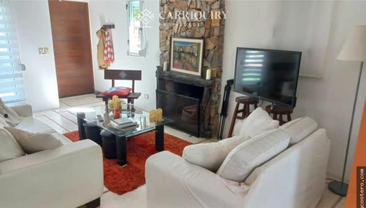 CASA PIEDRA EN VENTA A METROS DEL MAR   -