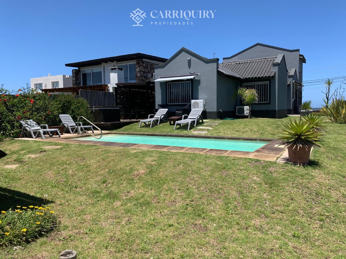 Casa en venta frente al mar, 3 dormitorios y piscina. Punta Piedra