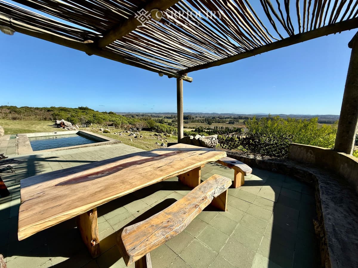 Chacra en venta y alquiler en lo alto del Cerro Eguzquiza. 4 dormitorios  -