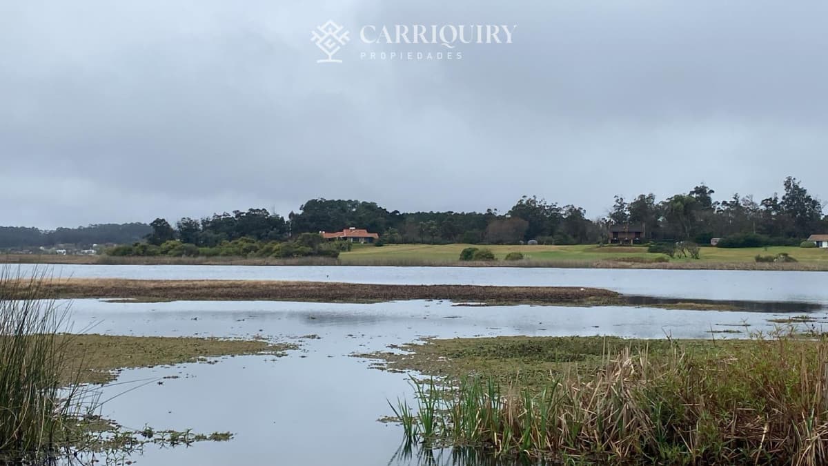 Último terreno con vista directa a la laguna