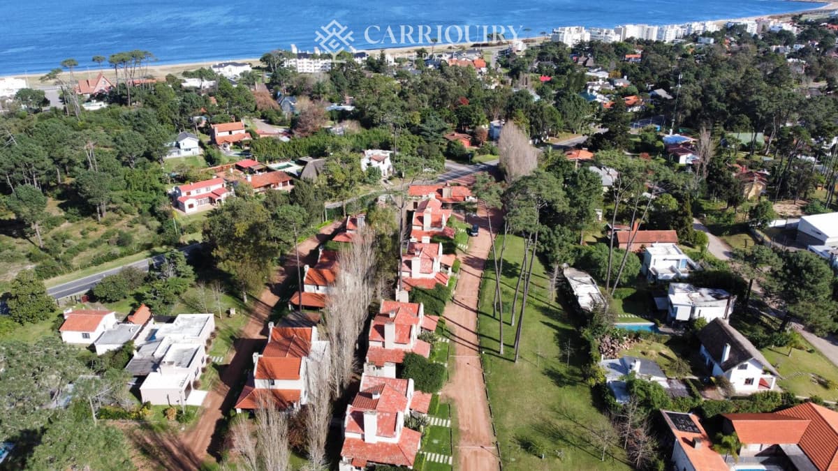 TERRENO DE 680 M2 EN BARRIO PRIVADO PLAYA MANSA CON TODOS LOS SERVICIOS APTOS PARA CONSTRUIR 2 UNIDADES  -