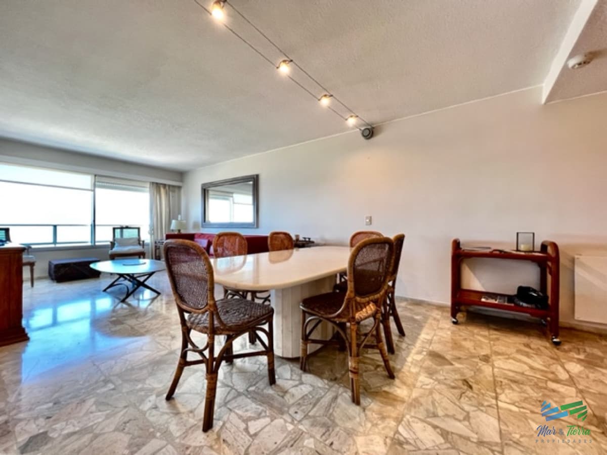 Alquiler temporario Apartamento 2 y medio dormitorios en Playa Mansa, Punta del Este