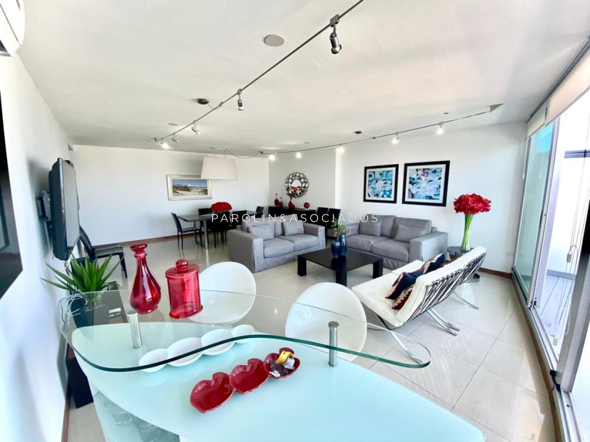Pent House en venta de 3 dormitorios en edificio Tressesenta, Punta del Este.