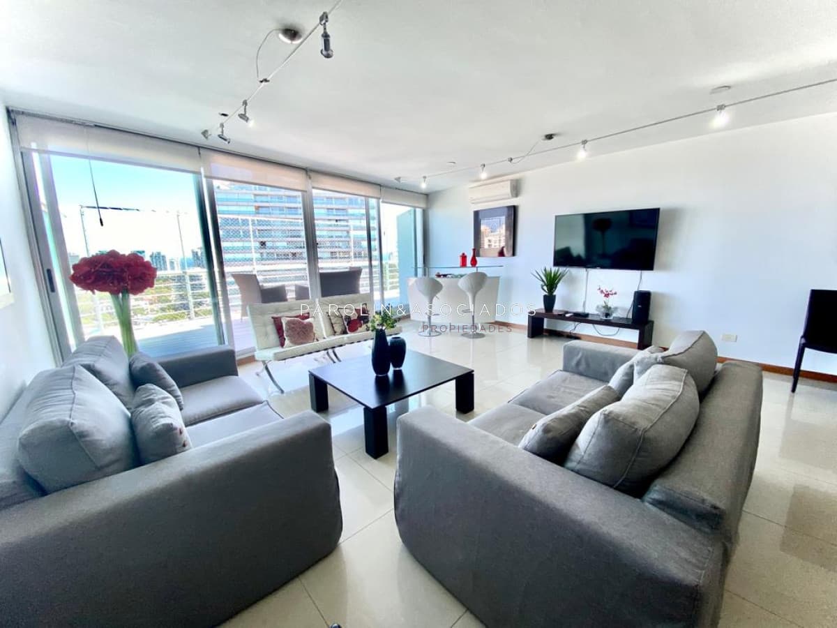 Pent House en venta de 3 dormitorios en edificio Tressesenta, Punta del Este.