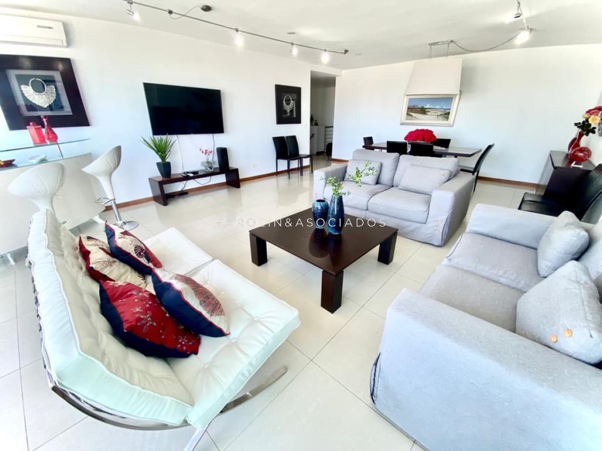 Pent House en venta de 3 dormitorios en edificio Tressesenta, Punta del Este.