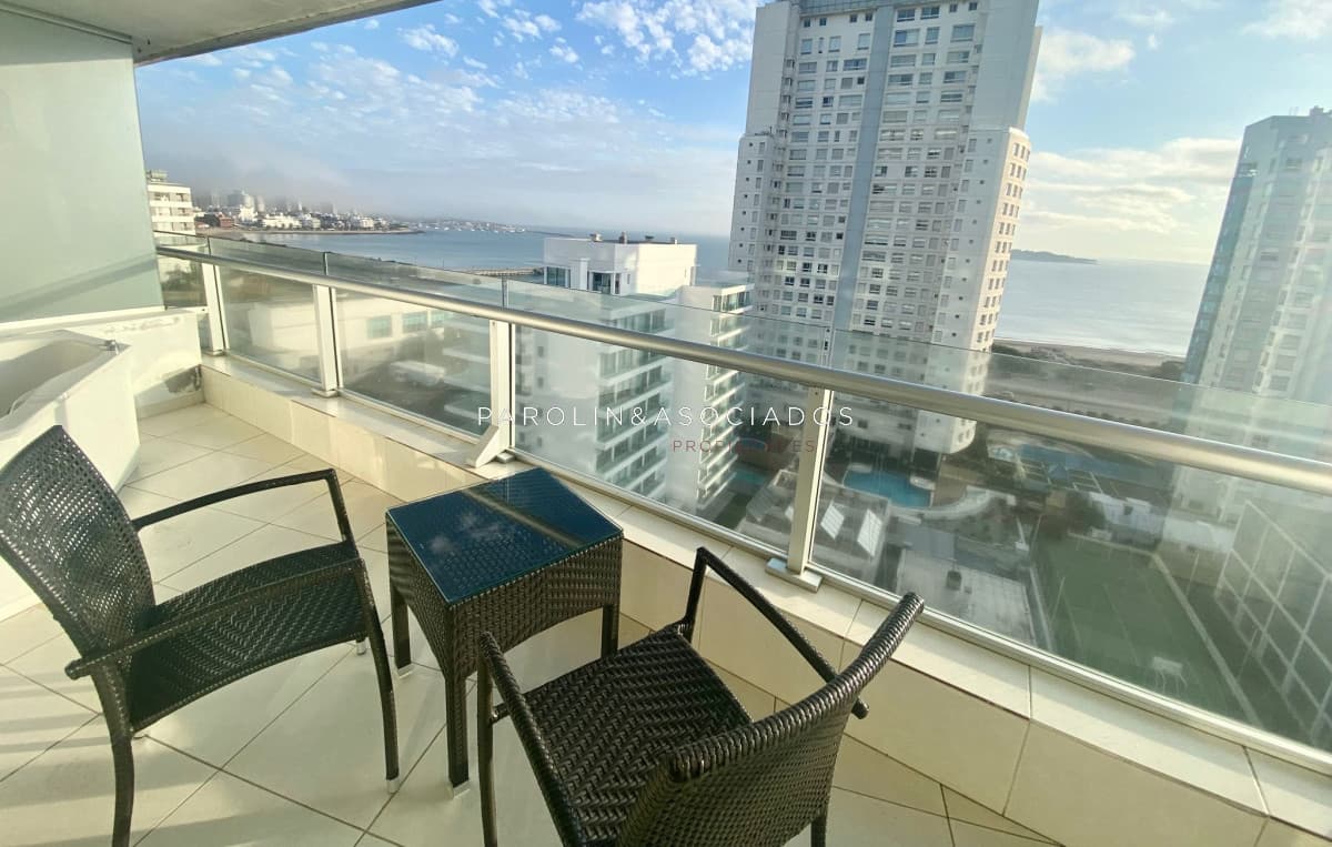 Apartamento en venta de 3 dormitorios en Season Tower, Punta del Este.