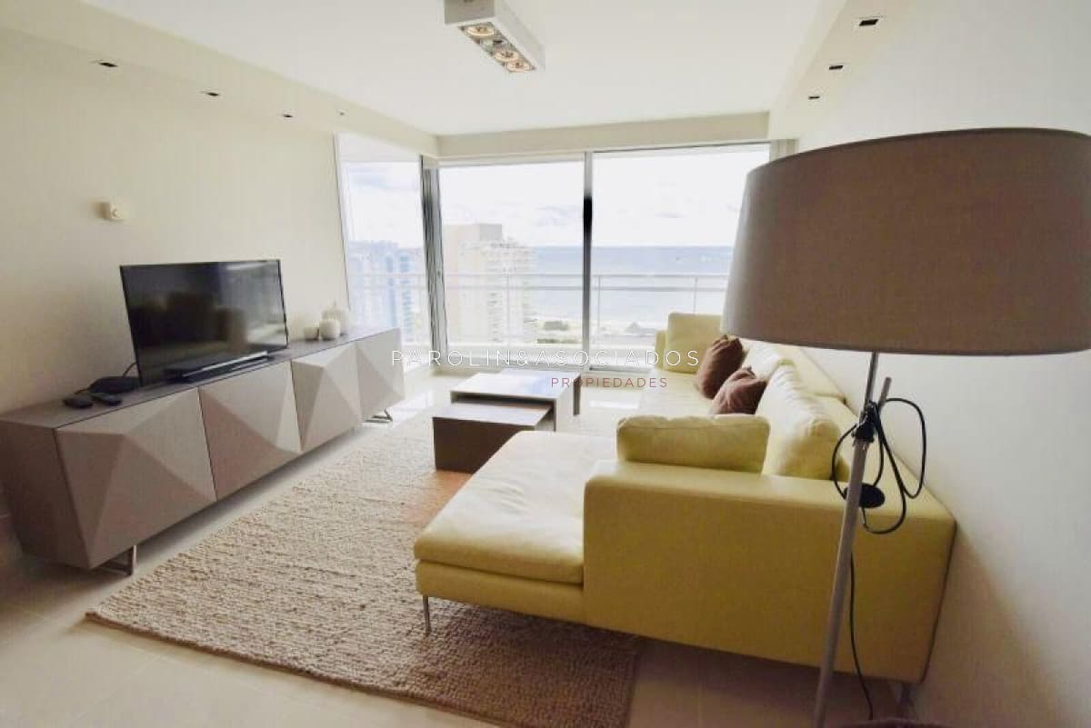 Apartamento en venta en Playa Mansa 2 dormitorios Sunrise Tower.