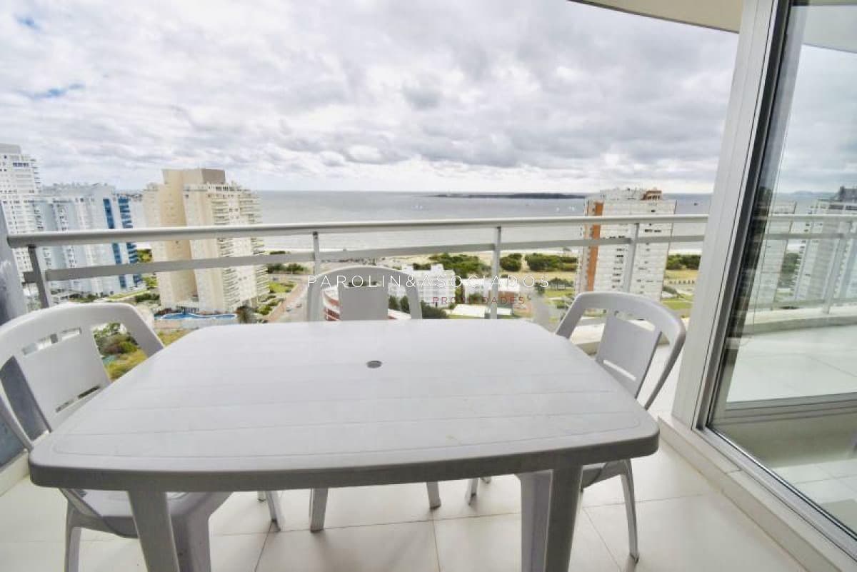 Apartamento en venta en Playa Mansa 2 dormitorios Sunrise Tower.