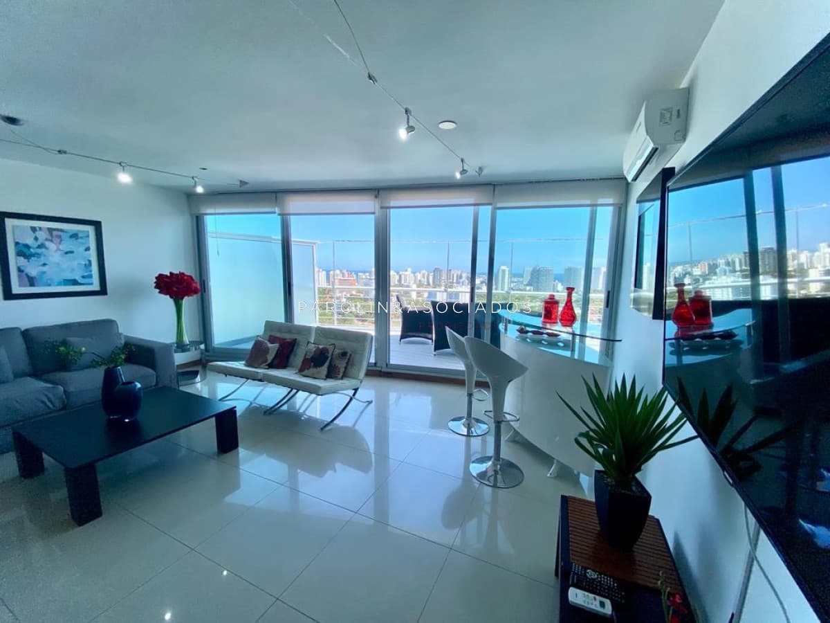 Pent House en venta de 3 dormitorios en edificio Tressesenta, Punta del Este.