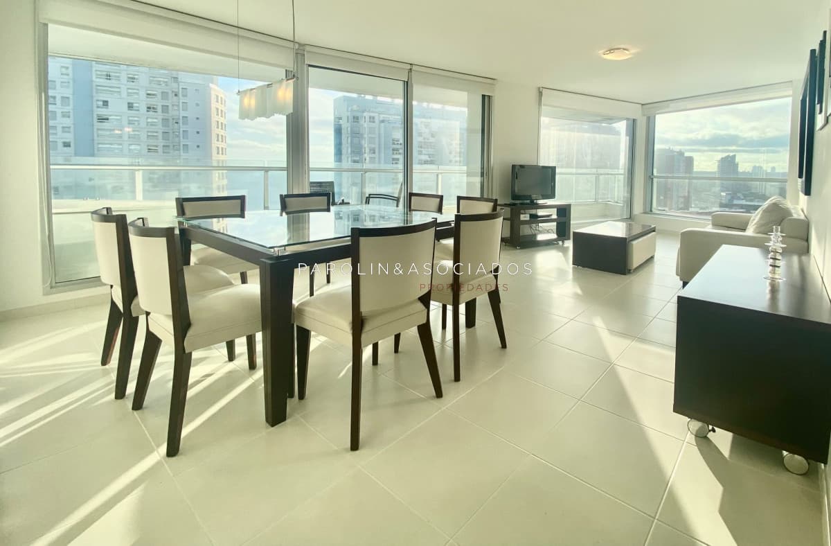 Apartamento en venta de 3 dormitorios en Season Tower, Punta del Este.