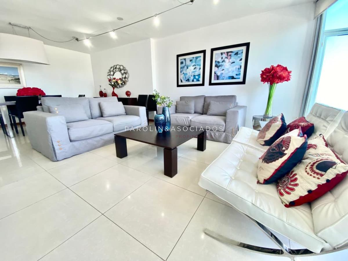 Pent House en venta de 3 dormitorios en edificio Tressesenta, Punta del Este.