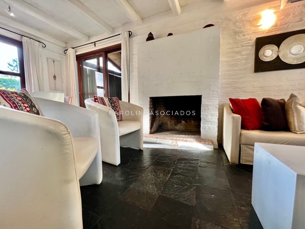 Casa en venta de 2 dormitorios en barrio privado Parque Pinares, Punta del Este.