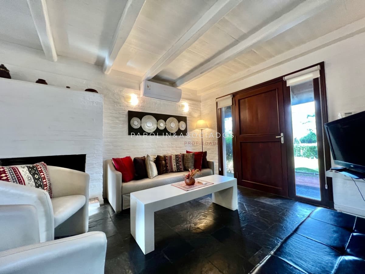 Casa en venta de 2 dormitorios en barrio privado Parque Pinares, Punta del Este.