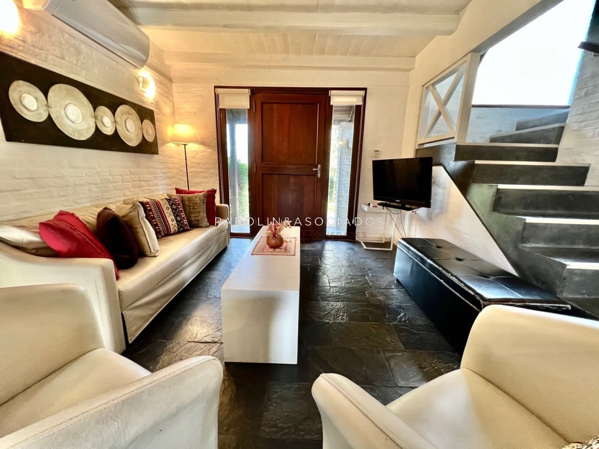 Casa en venta de 2 dormitorios en barrio privado Parque Pinares, Punta del Este.