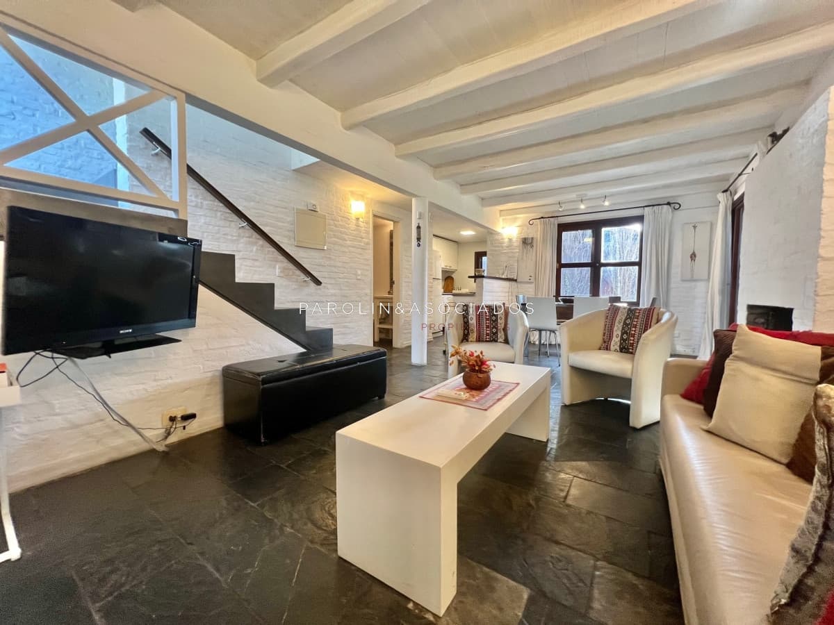 Casa en venta de 2 dormitorios en barrio privado Parque Pinares, Punta del Este.