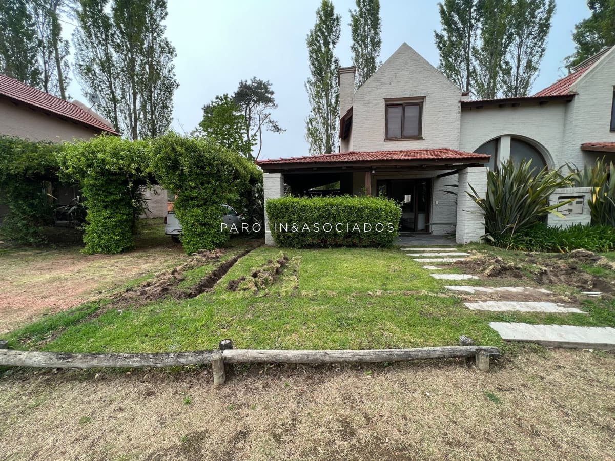 Casa en venta de 2 dormitorios en Parque Pinares - Punta del Este