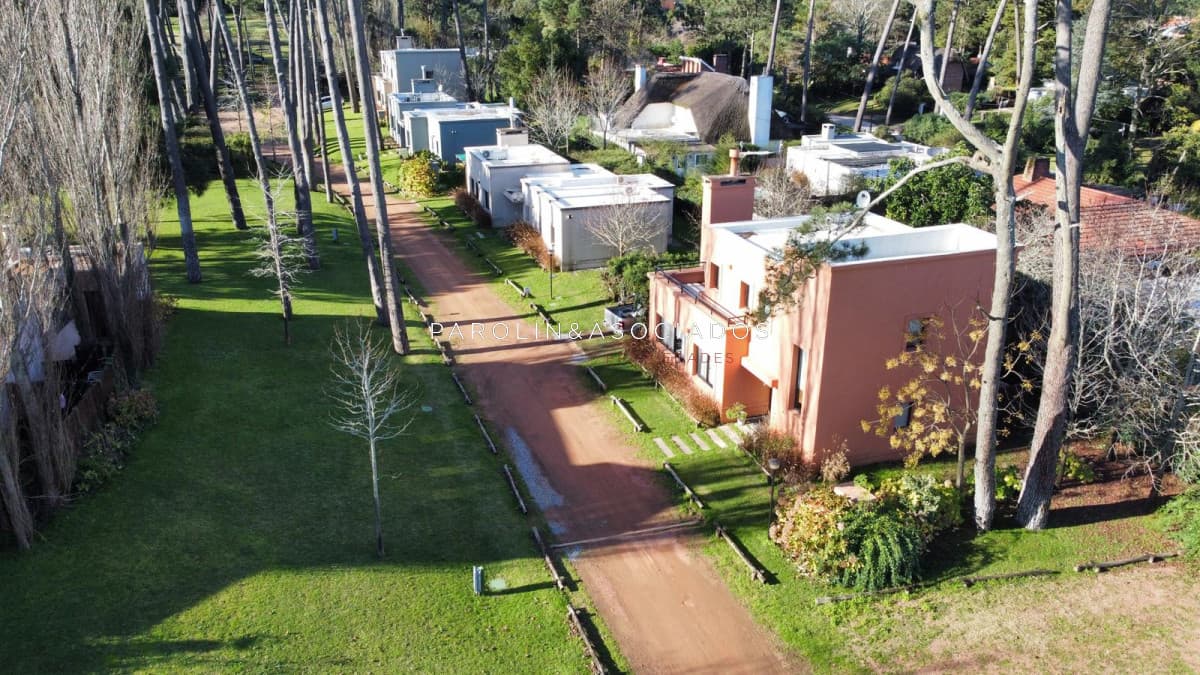 GRAN OPORTUNIDAD LOTE EN BARRIO PRIVADO A 200 MTS DEL MAR EN PLAYA MANSA CON TODOS LOS SERVICIOS