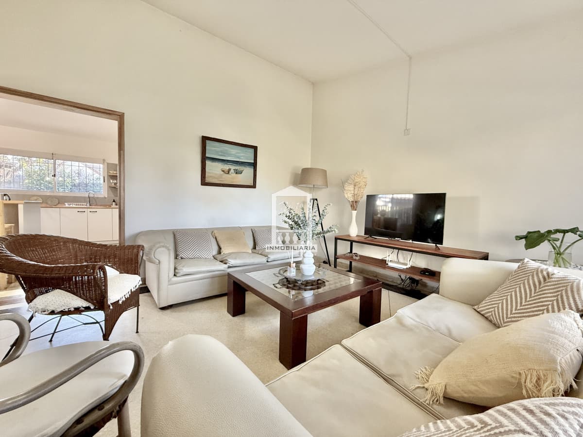 OPORTUNIDAD CASA EN PLAYA MANSA EN 4 DORMITORIOS ZONA CON POTENCIAL COMERCIAL